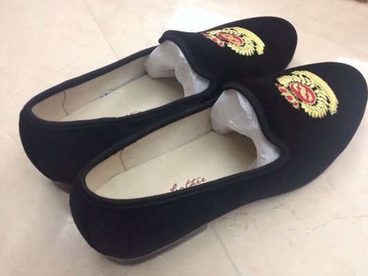 Muchas ocasiones, zapatos de cuero marrón para hombres, zapatillas de terciopelo bordadas con corona.