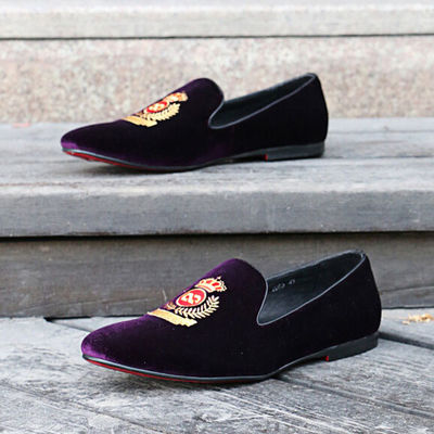 Muchas ocasiones, zapatos de cuero marrón para hombres, zapatillas de terciopelo bordadas con corona.