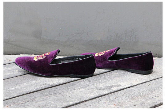 Muchas ocasiones, zapatos de cuero marrón para hombres, zapatillas de terciopelo bordadas con corona.