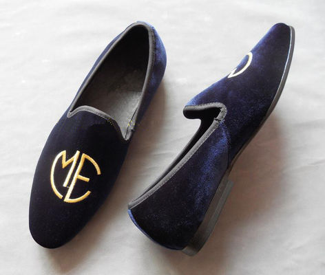 El estilo bordado de los hombres, las gafas de palo azul, la elegancia / la moda de terciopelo en los zapatos.
