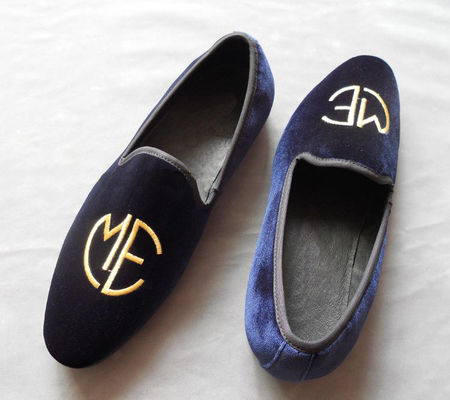 El estilo bordado de los hombres, las gafas de palo azul, la elegancia / la moda de terciopelo en los zapatos.