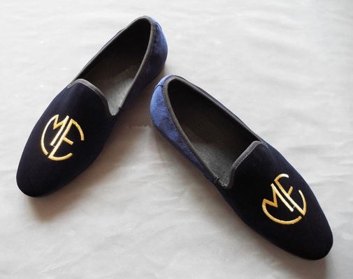 El estilo bordado de los hombres, las gafas de palo azul, la elegancia / la moda de terciopelo en los zapatos.