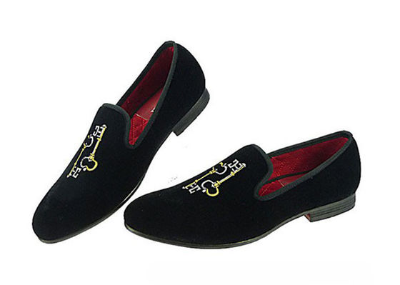 Hombres de alta calidad con zapatillas bordadas, hombres duraderos con zapatillas negras.