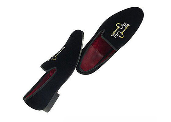 Hombres de alta calidad con zapatillas bordadas, hombres duraderos con zapatillas negras.
