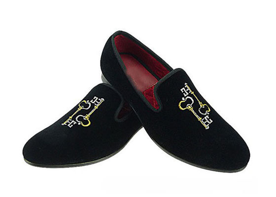 Hombres de alta calidad con zapatillas bordadas, hombres duraderos con zapatillas negras.