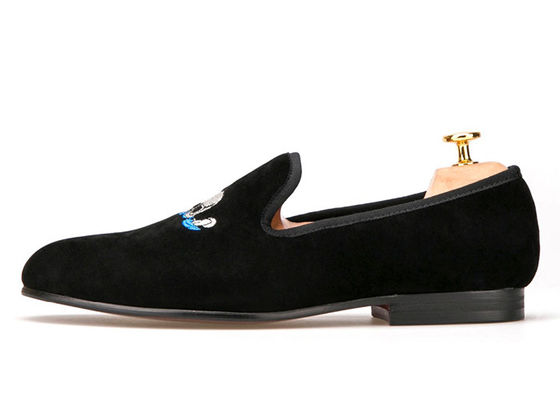 Casual Slipper Mens Loafers de terciopelo con decoración de bordado de cráneo personalizado