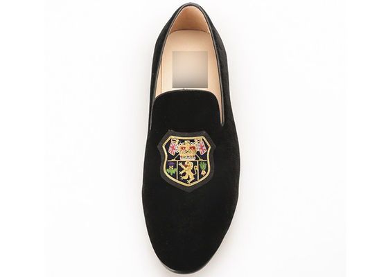 Cráneo estilo deslizamiento en loafers de terciopelo, lujosos hombres loafers de cuero zapatos