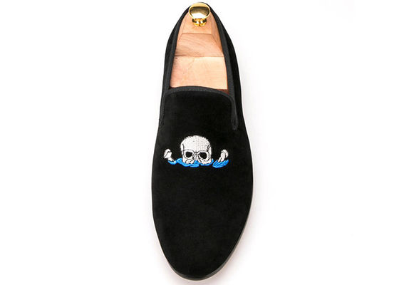 Casual Slipper Mens Loafers de terciopelo con decoración de bordado de cráneo personalizado