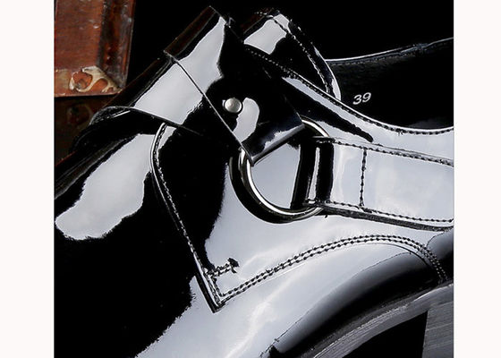 Hombres negros brillantes vestidos formales zapatos de cuero patentado estilo Oxford con logotipo impreso