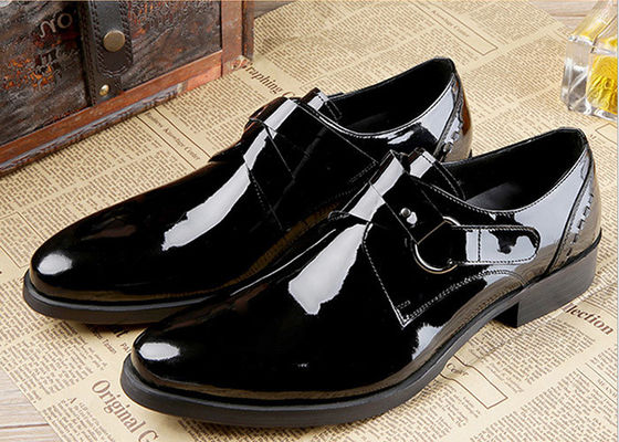 Hombres negros brillantes vestidos formales zapatos de cuero patentado estilo Oxford con logotipo impreso