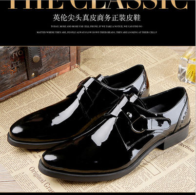 Hombres negros brillantes vestidos formales zapatos de cuero patentado estilo Oxford con logotipo impreso