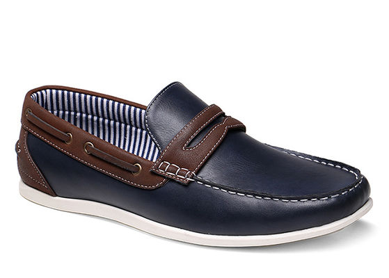 Hombres clásicos con zapatillas de tenis de cuero con revestimiento de torso negro
