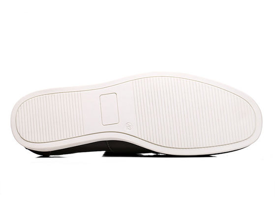 Hombres clásicos con zapatillas de tenis de cuero con revestimiento de torso negro