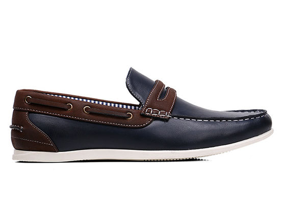 Hombres clásicos con zapatillas de tenis de cuero con revestimiento de torso negro
