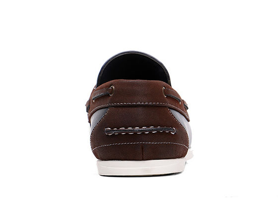 Hombres clásicos con zapatillas de tenis de cuero con revestimiento de torso negro