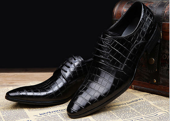 Embossing Diseño de los hombres Patente de piel de vestido zapatos Negro de encaje hasta el vestido de zapatos