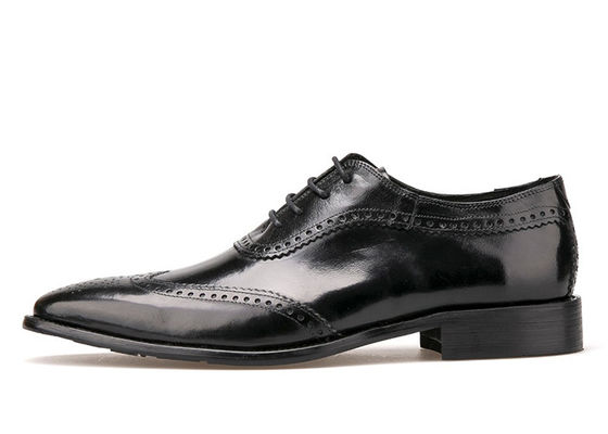Los hombres venden zapatos de cuero, zapatos con punta, zapatos de vestir para la boda
