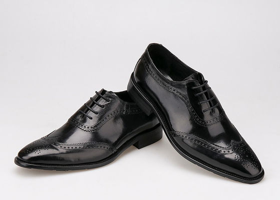 Los hombres venden zapatos de cuero, zapatos con punta, zapatos de vestir para la boda