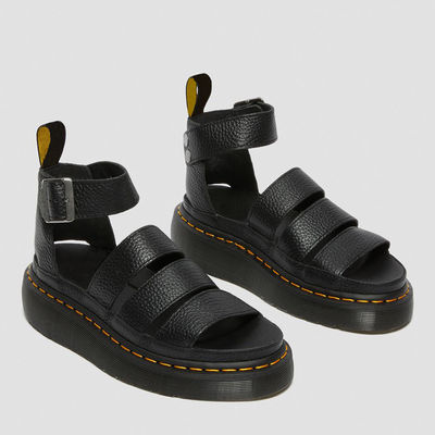 Las mujeres cortan las sandalias de cuero, las sandalias delanteras redondas.
