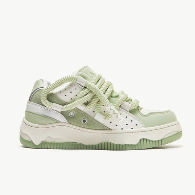 Mujeres de moda, zapatillas vulcanizadas, zapatillas con cordones, zapatillas largas.