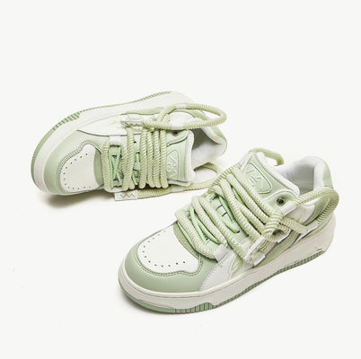 Mujeres de moda, zapatillas vulcanizadas, zapatillas con cordones, zapatillas largas.