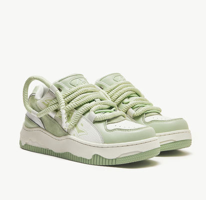 Mujeres de moda, zapatillas vulcanizadas, zapatillas con cordones, zapatillas largas.