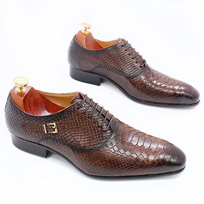 Zapatos de cuero de patente masculino de talón bajo de hombres con punta en el dedo del pie zapatos de vestir con diseño de serpiente falso
