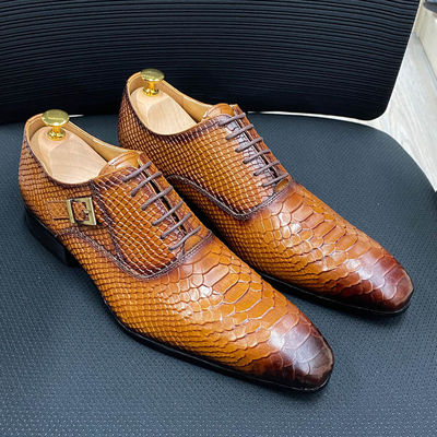 Zapatos de cuero de patente masculino de talón bajo de hombres con punta en el dedo del pie zapatos de vestir con diseño de serpiente falso