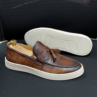 Calzado de tacón bajo para hombres con zapatos de talón negro / marrón para hombres calzado casual de cuero genuino