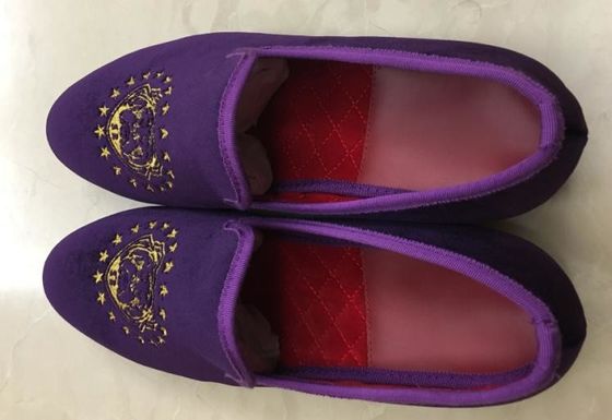 Pantalones de veludo de color púrpura, zapatillas de veludo bordadas para la fiesta.