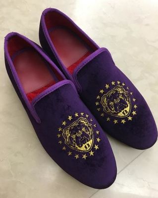 Pantalones de veludo de color púrpura, zapatillas de veludo bordadas para la fiesta.