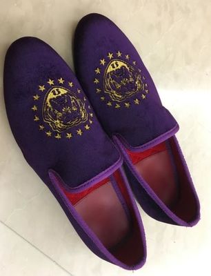Pantalones de veludo de color púrpura, zapatillas de veludo bordadas para la fiesta.