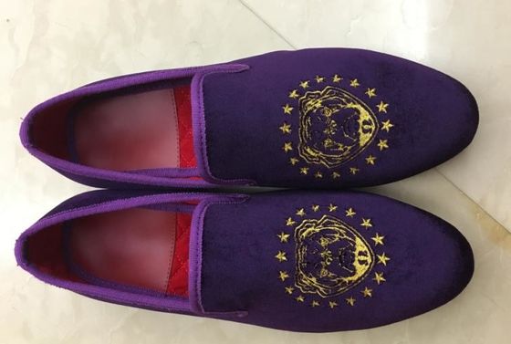 Pantalones de veludo de color púrpura, zapatillas de veludo bordadas para la fiesta.