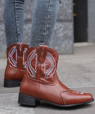 Las últimas tendencias de la moda con botas de cuero para mujeres y de moda