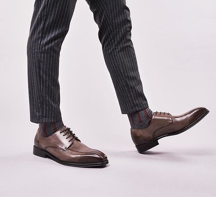 Hombres hechos a mano zapatos de cuero de patente negra zapatos de pie cuadrado zapatos de novia de hombres rayados
