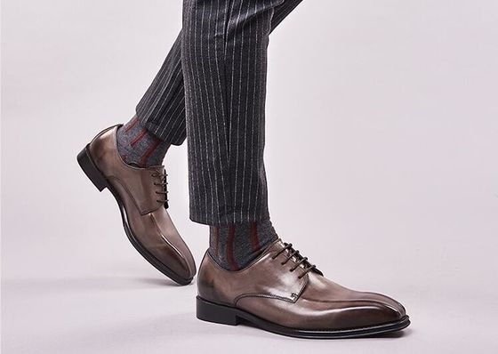 Hombres hechos a mano zapatos de cuero de patente negra zapatos de pie cuadrado zapatos de novia de hombres rayados
