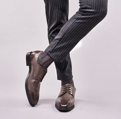 Hombres hechos a mano zapatos de cuero de patente negra zapatos de pie cuadrado zapatos de novia de hombres rayados