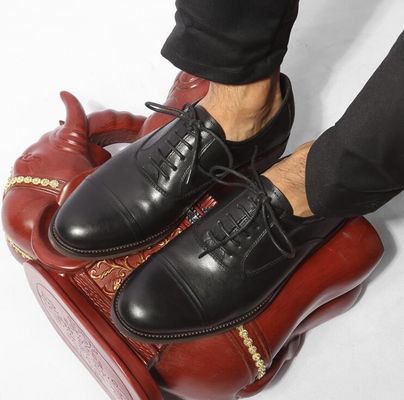Zapatos de hombre de cuero genuino con un diseño cómodo de punta.