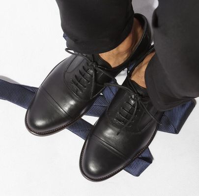 Zapatos de hombre de cuero genuino con un diseño cómodo de punta.