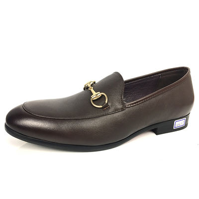 Vestidos de moda para hombres con zapatillas de cuero con dedos redondos