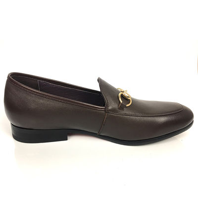 Vestidos de moda para hombres con zapatillas de cuero con dedos redondos