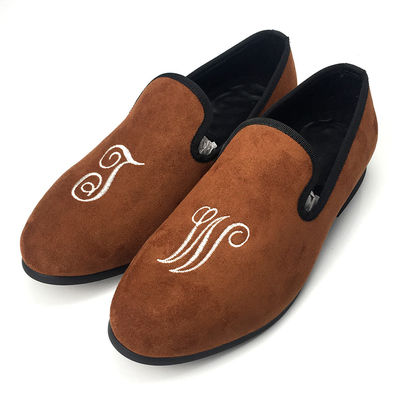 Mujeres de ocio con bolsitas de terciopelo bordadas, zapatillas de terciopelo de lujo reales