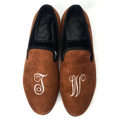 Mujeres de ocio con bolsitas de terciopelo bordadas, zapatillas de terciopelo de lujo reales