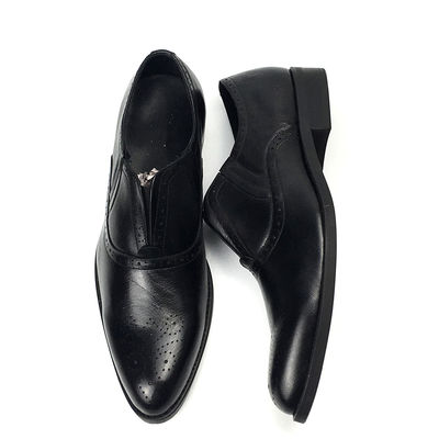 Los caballeros de clase alta se visten zapatos clásicos de cuero genuino zapatos de hombre