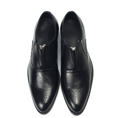 Los caballeros de clase alta se visten zapatos clásicos de cuero genuino zapatos de hombre