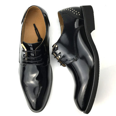 Asuntos de Negocios Hombres Vestidos de cuero Zapatos Sin igual Apariencia sofisticada