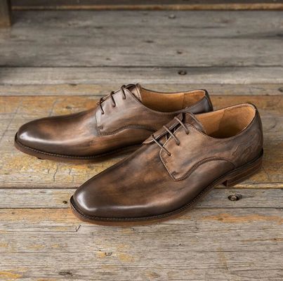 Hombres de oficina con vestimenta formal zapatos de cuero italianos originales