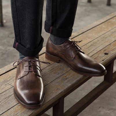 Hombres de oficina con vestimenta formal zapatos de cuero italianos originales