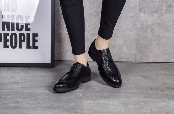 Zapatos con zapatillas negras con dedos redondos para hombres con ropa formal