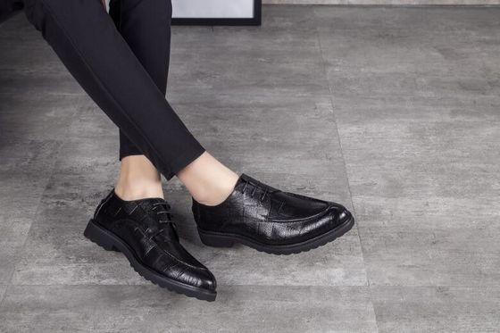 Zapatos con zapatillas negras con dedos redondos para hombres con ropa formal